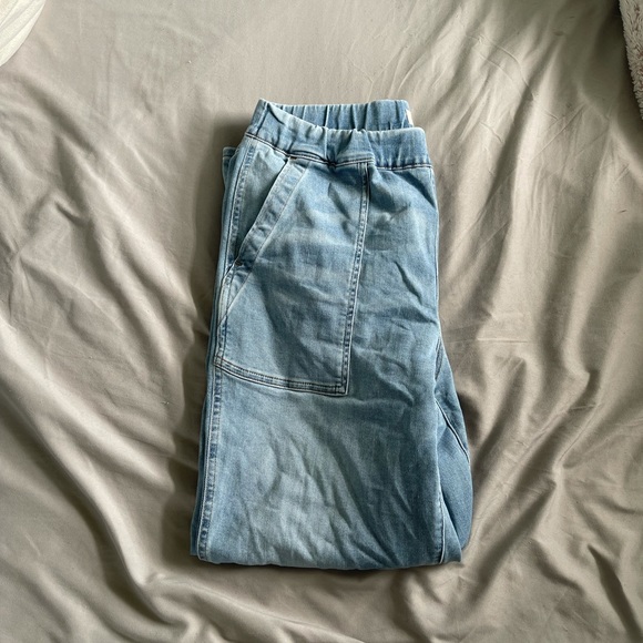 Madewell Pull-On Relaxed Jeans in Bellview Wash - Picture 3 of 9